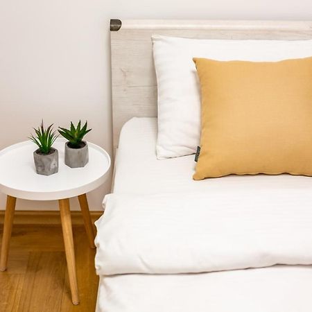 Three Bedroom Apartment On Rynok Square リヴィウ エクステリア 写真
