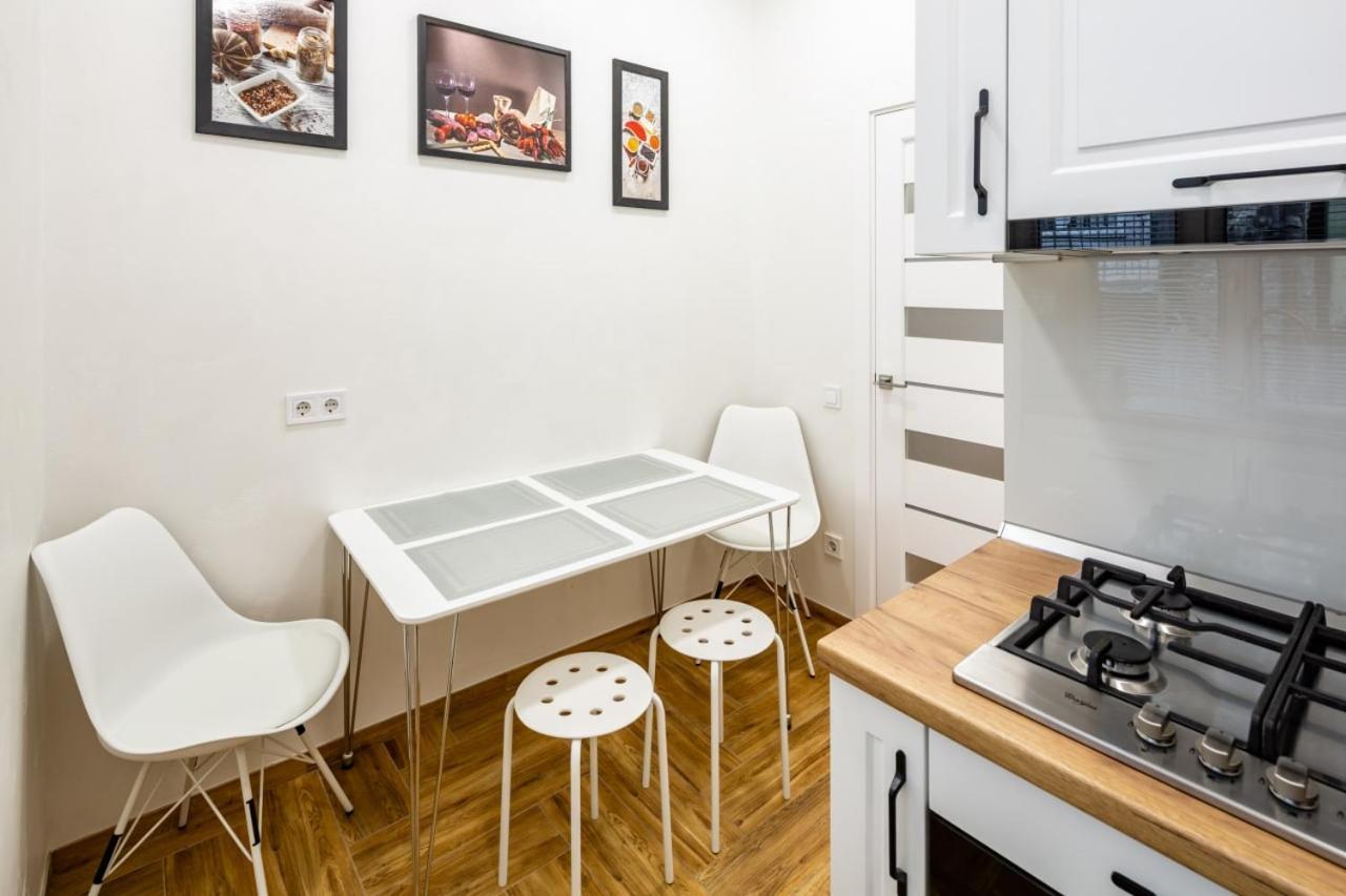Three Bedroom Apartment On Rynok Square リヴィウ エクステリア 写真
