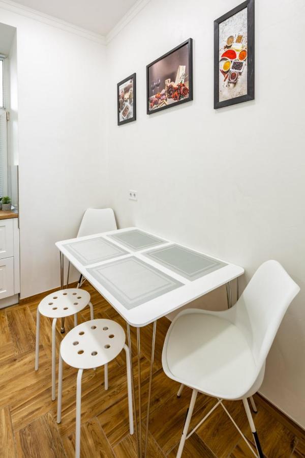 Three Bedroom Apartment On Rynok Square リヴィウ エクステリア 写真