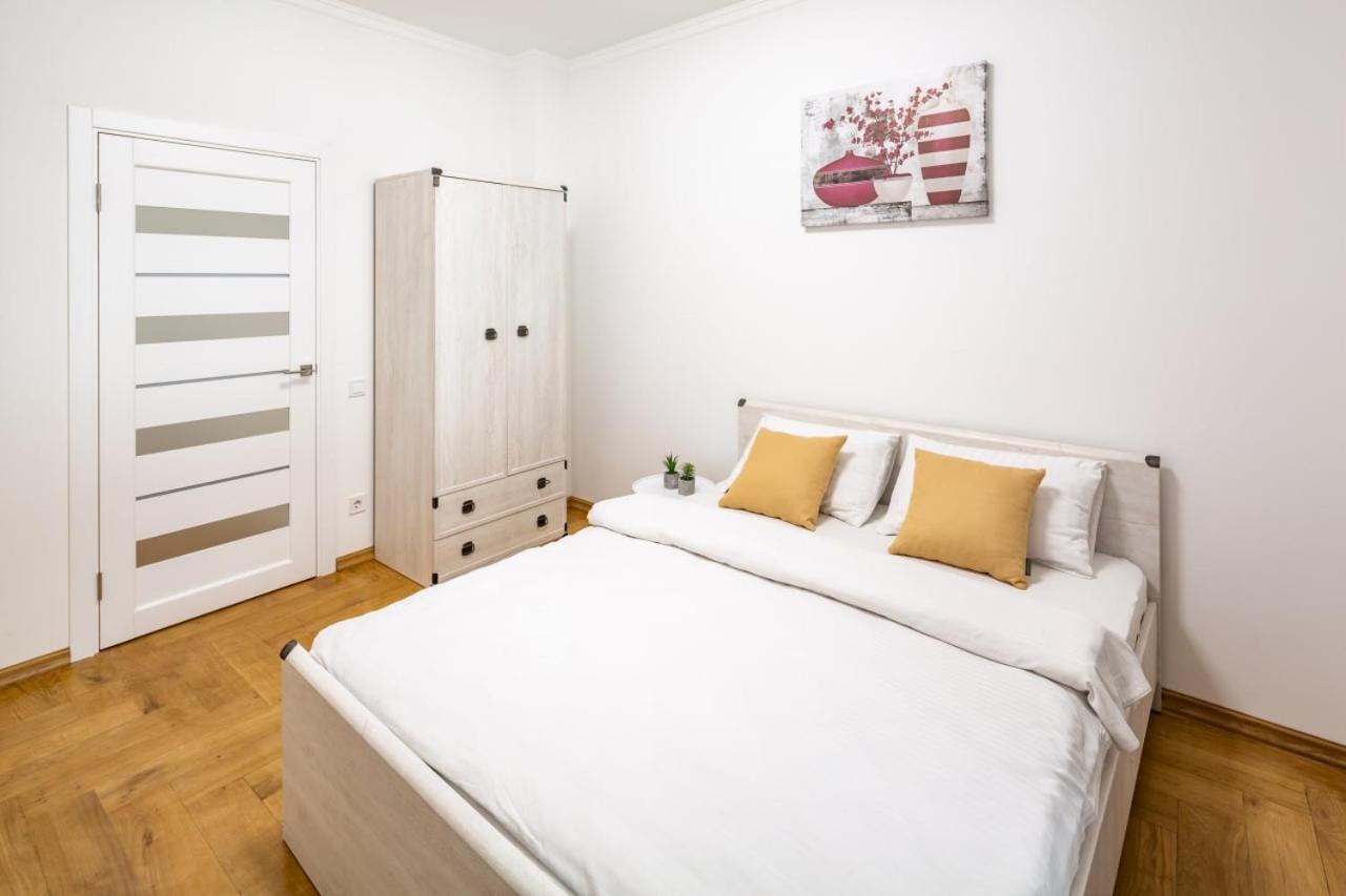Three Bedroom Apartment On Rynok Square リヴィウ エクステリア 写真