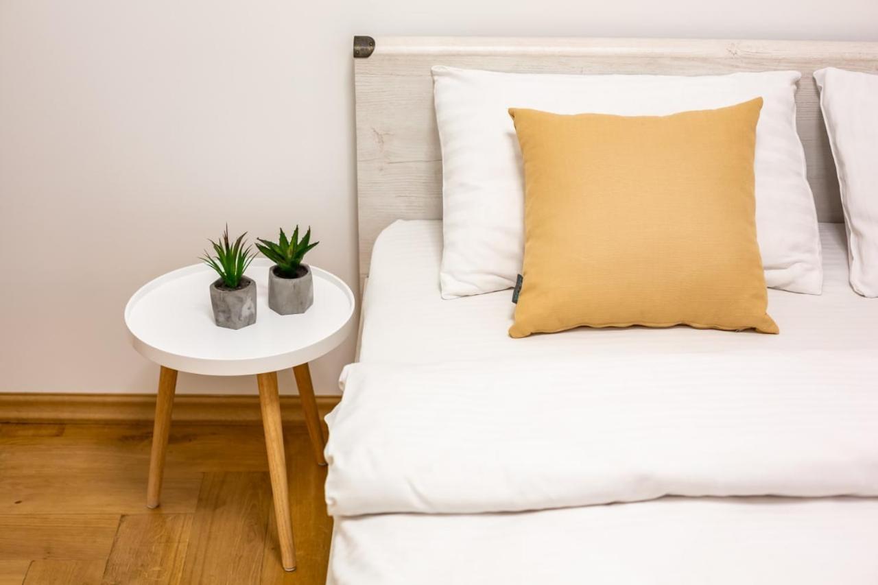 Three Bedroom Apartment On Rynok Square リヴィウ エクステリア 写真